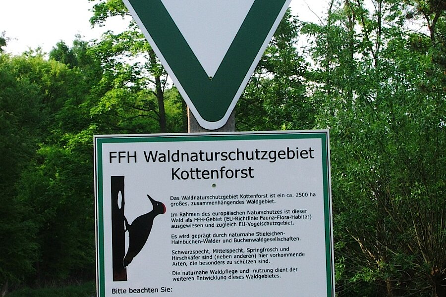 Das FFH-Gebietsschild macht auf Besonderheiten und Regeln aufmerksam © Biologische Station Bonn / Rhein-Erft