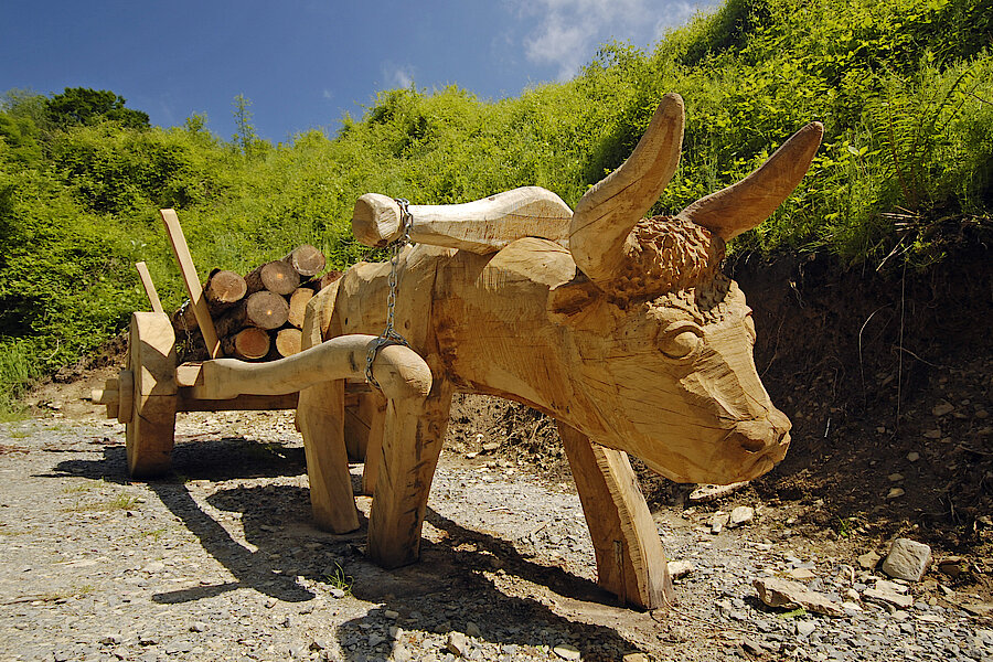 Ochsenkarren: Eine mehrerer Figuren entlang des Wanderweges © Frank Grawe