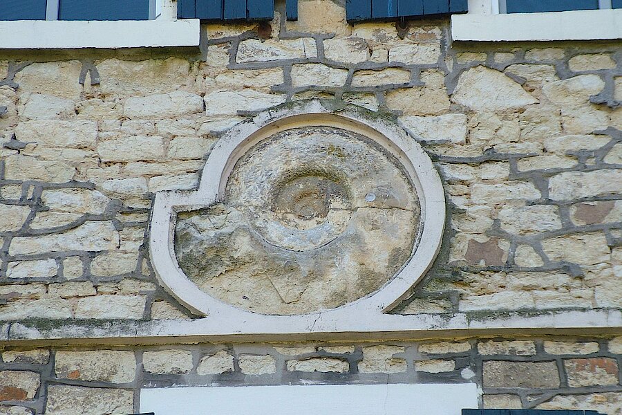 Ammonit an einer Hauswand © Birgit Stephan